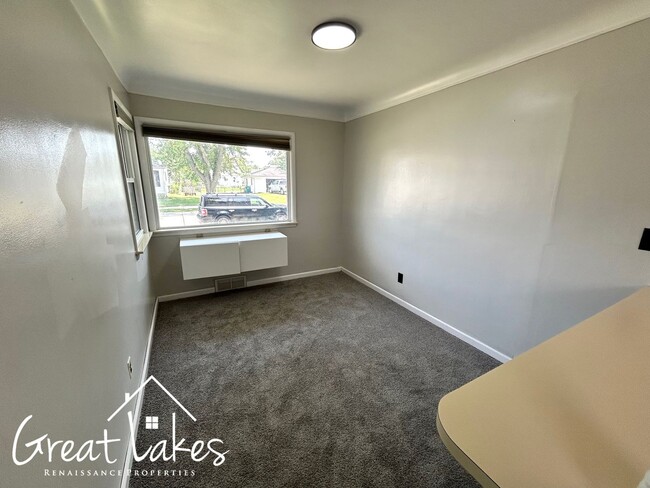 Building Photo - Stunning 3 Bedroom 1 Bathroom now availabl...