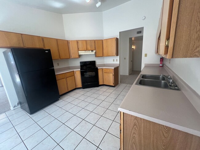 Building Photo - Comfortable & Attractive 3 Bedroom 2 Bath East Side Home Convenient to Everything