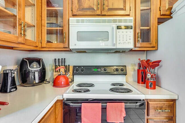 Building Photo - 5317 Woodbridge Dr E