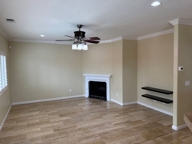 Building Photo - Gorgeous 5 Bedroom, 3 Bathroom Home With a Pool in perfect Tracy Location