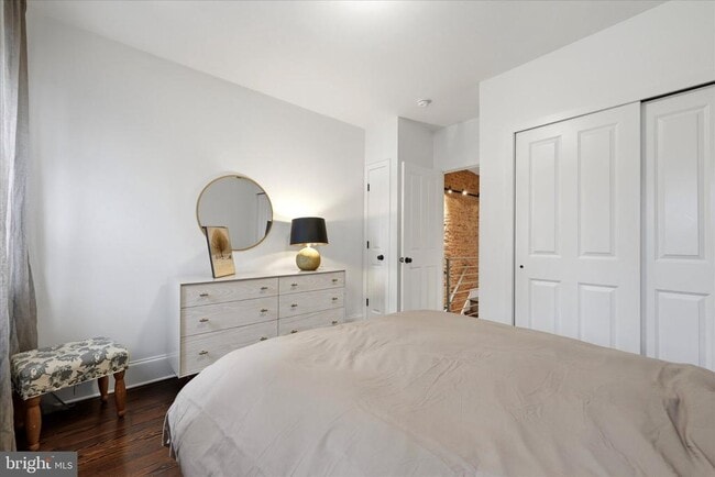 Building Photo - 1902 E Hagert St