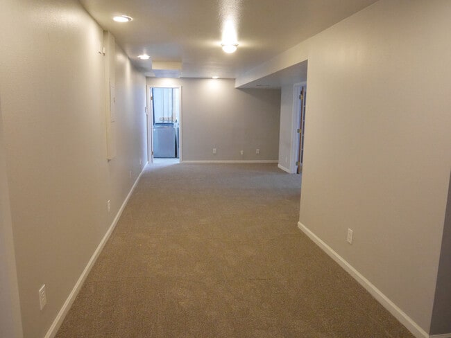 Building Photo - 5555 E Briarwood Ave