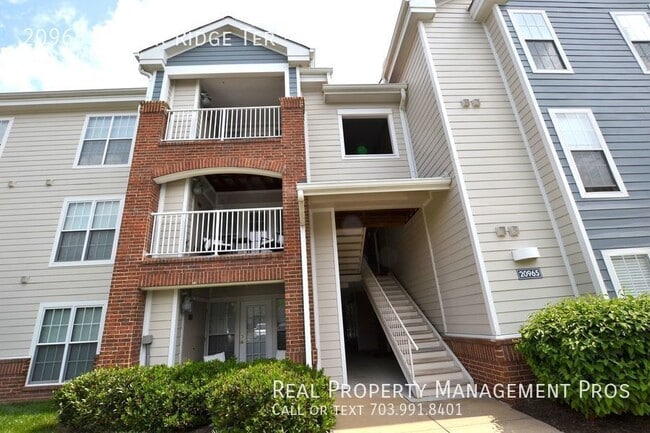 Primary Photo - Beautifully Updated 3rd Floor Condo For Re...