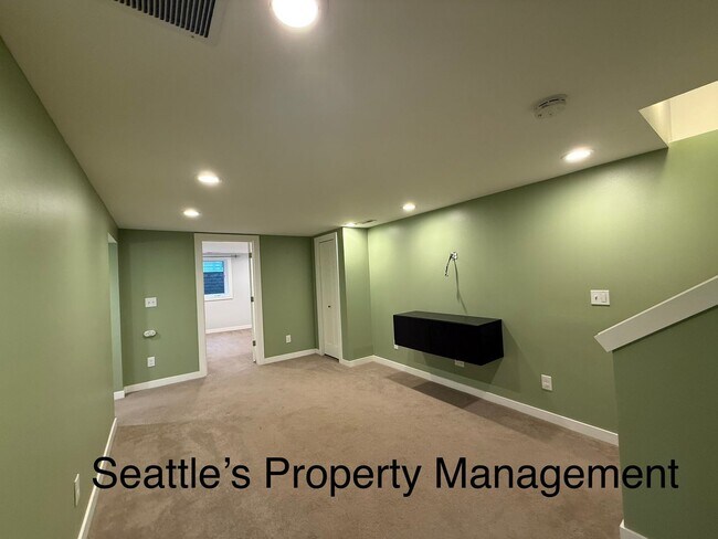 Building Photo - ***FREE OCTOBER RENT***  Deceptively Large...