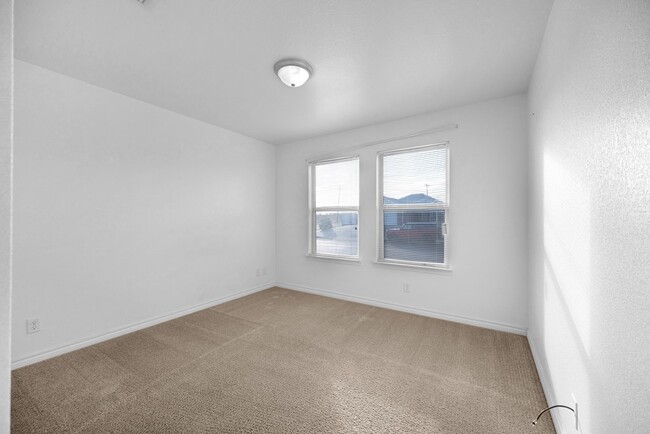 Building Photo - 1121 Laredo Dr