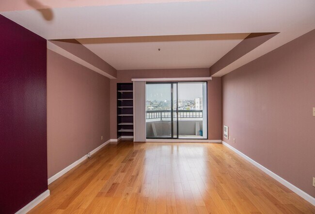 Building Photo - Updated One Bedroom Condo at Opera Plaza |...