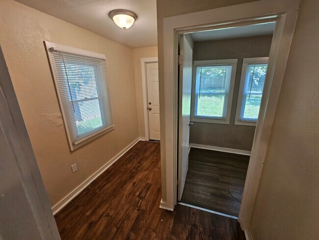 Building Photo - 319 W Linden Ave