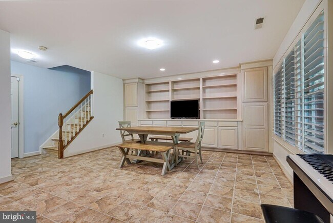 Building Photo - 150 Rees Pl