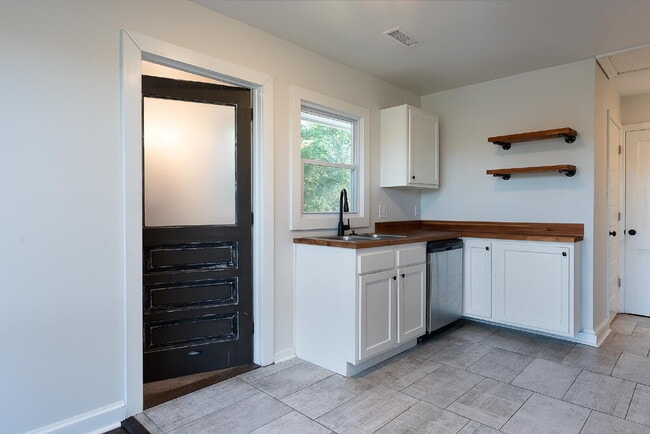 Building Photo - Mid Town Location with a Water View