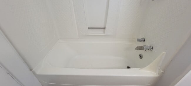 Building Photo - 5 Bedroom House - Walking distance from Central Campus