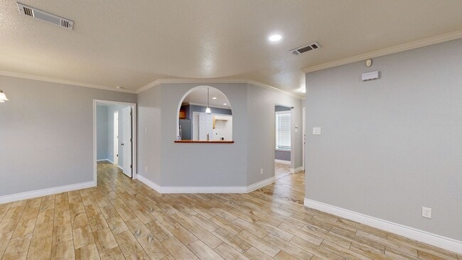 Building Photo - PRICE IMPROVEMENT $1595 + 2 WEEKS FREE REN...