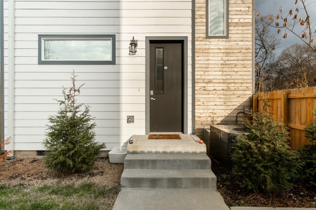 Building Photo - 1044 2nd Ave S