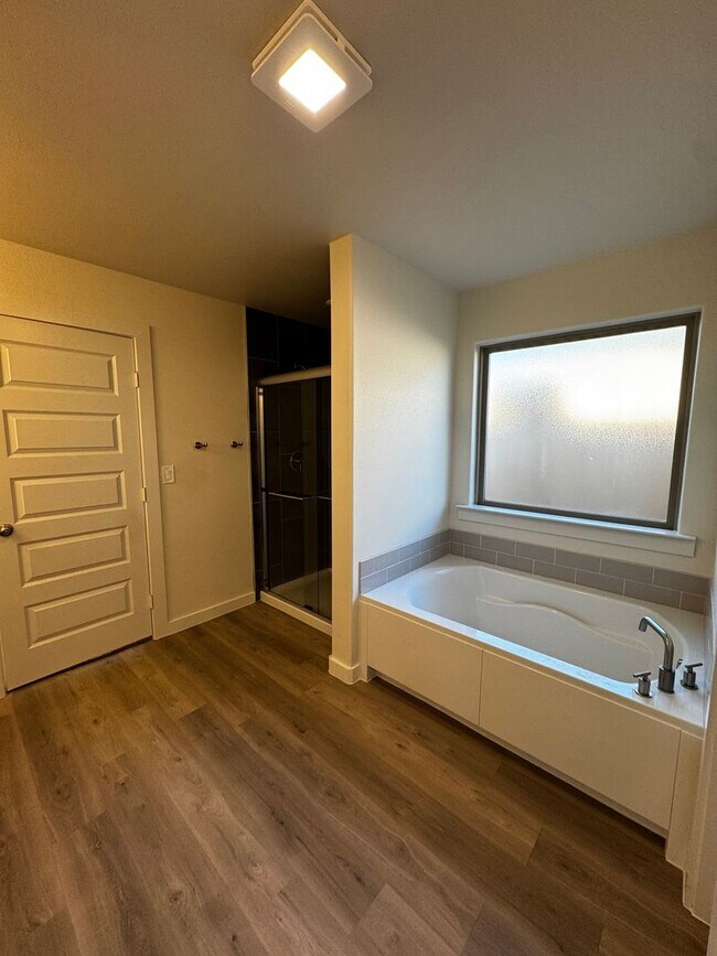 Building Photo - Fabulous Luxury Newer 2026 Build 3/2/2