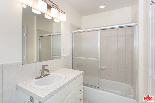 Building Photo - 2536 Roscomare Rd