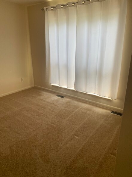 Master bedroom - 3880 Staffordshire Ln
