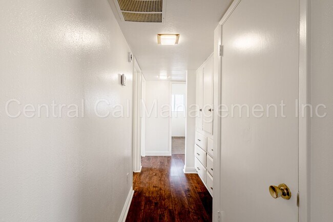 Building Photo - 3 Bedroom/2 Bath Home - $2250 per month!