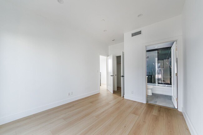 Building Photo - 13461 Beach Ave