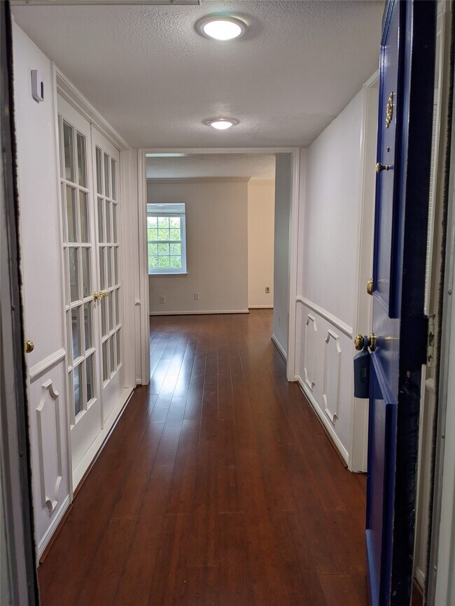 Building Photo - 351 N Post Oak Ln