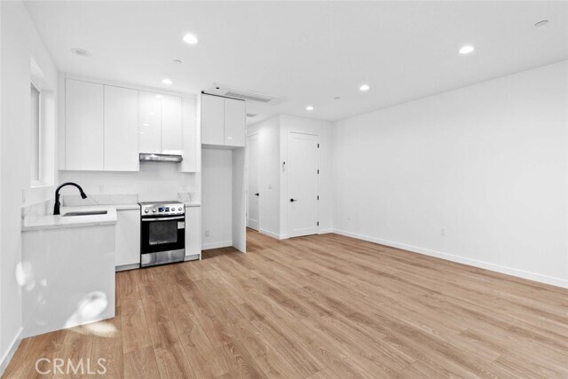 Building Photo - 6844 Cedros Ave