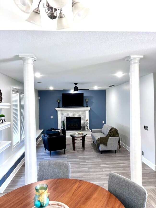 Building Photo - COMING SOON!! HUGE Northland 4 Bed 2.5 Bat...