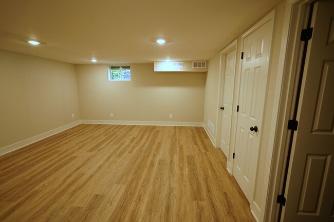 Building Photo - 1104 N 1200 Rd