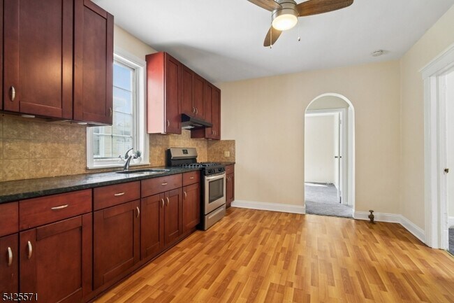 Building Photo - 7 Beekman St