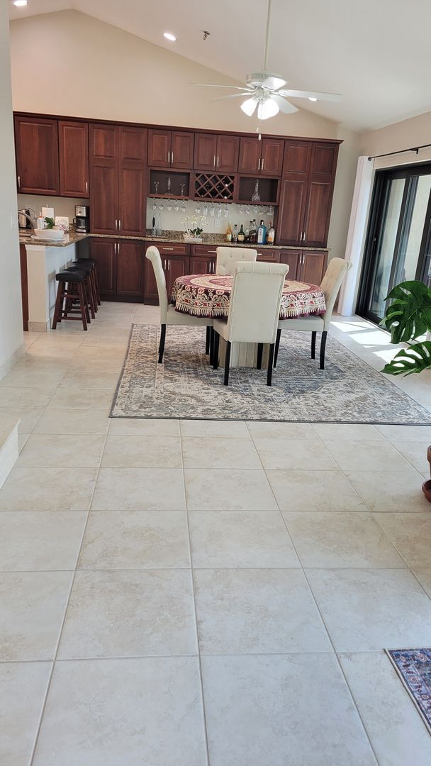 Building Photo - Seasonal/short term renovated 3/3 villa with golf course views on Longboat Key!