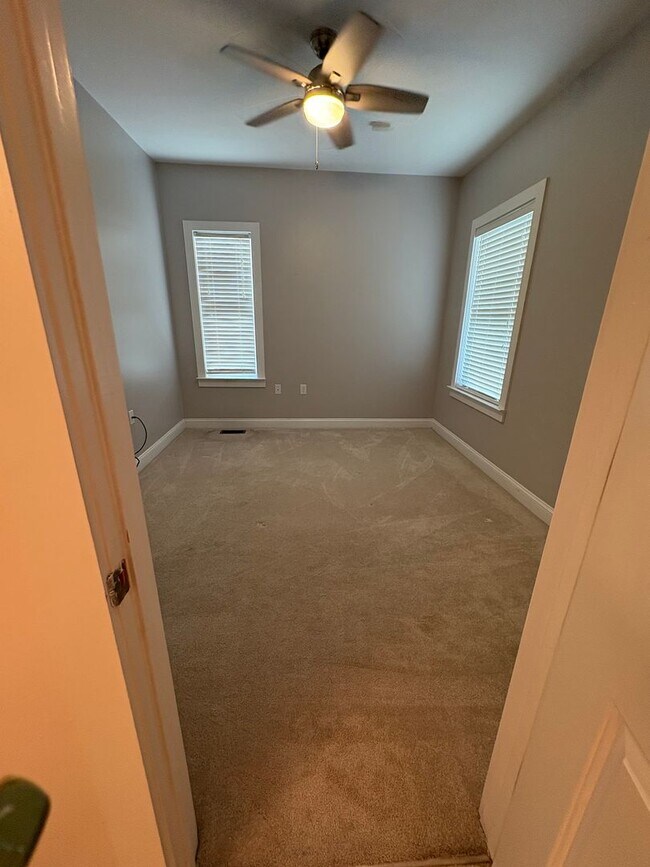 Building Photo - 3 Bedroom 2 Bath home  a few minutes from ...
