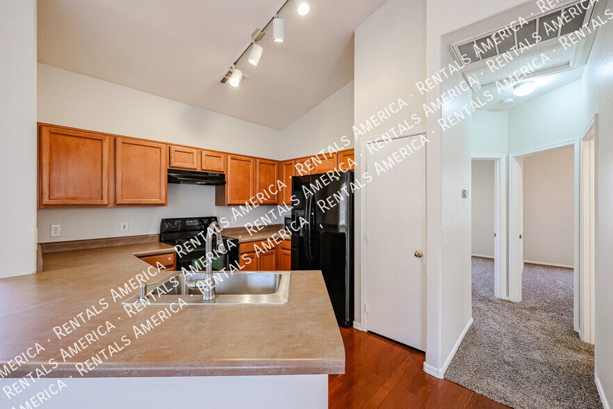 Building Photo - 9233 E Neville Ave