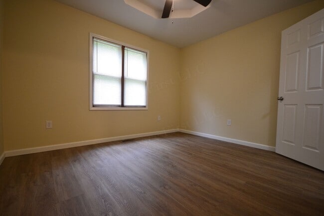 Building Photo - 3 Bed 1 Bath House with a 1 Car Garage For...