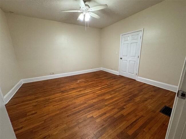 Building Photo - 1637 Columbia Dr