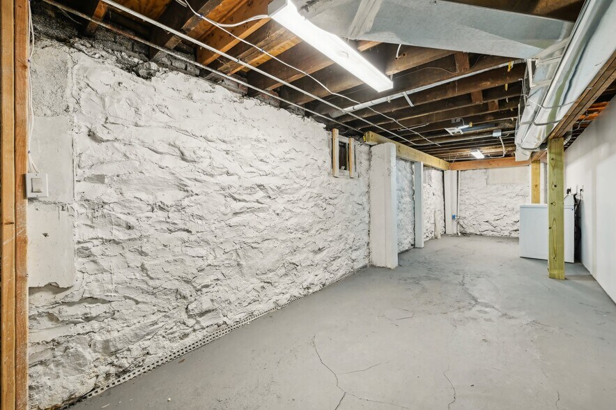 Private entrance laundry + storage unit - 2431 Linden Ave