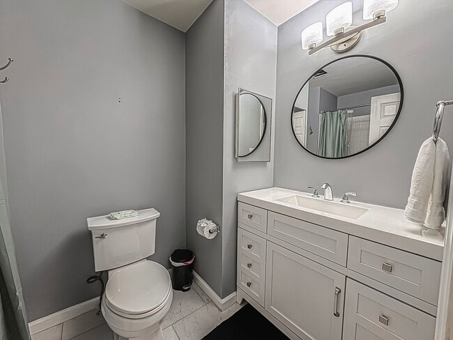 Building Photo - Stylish 3 Bed 3 Bath Condo With Large Balcony in Desired Riverbend at Cascades - Water Included