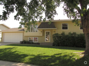 Building Photo - 5 BEDROOM | 2 BATH | HOUSE | SOUTH