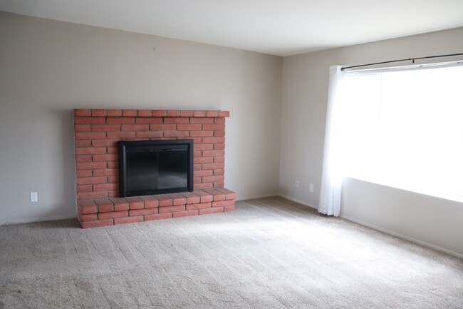 Building Photo - Three bedroom home
