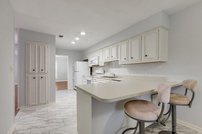 Building Photo - 2-BEDROOM, 2-BATHROOM CONDOMINIUM AT FARMINGTON COMMONS