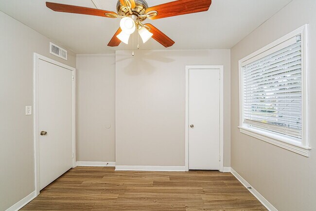 Building Photo - 209 Woodward Dr