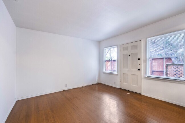 Building Photo - Private and comfortable 1 bed, 1 bath bung...