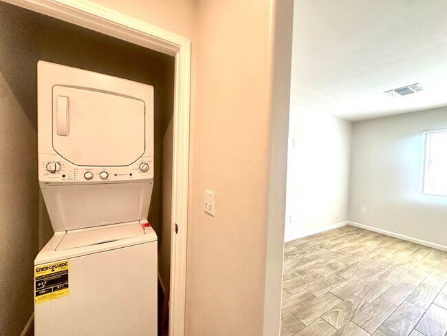 Building Photo - 22nd340