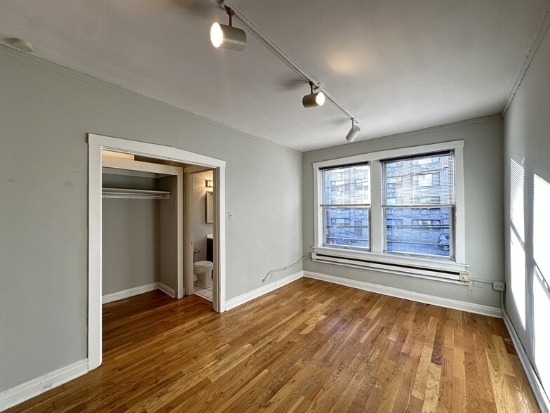 Building Photo - 457 W Melrose