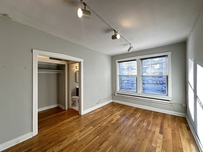 Building Photo - 516 W Melrose St