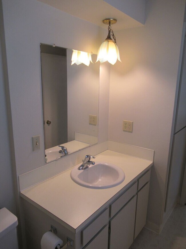 Building Photo - Great Three Bedroom Close South Salem