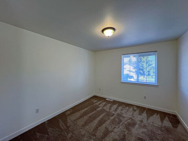 Building Photo - 16241-16243 Curry Ct SE