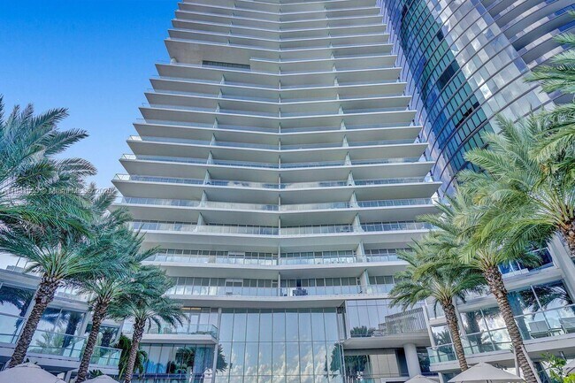 Building Photo - 18501 Collins Ave