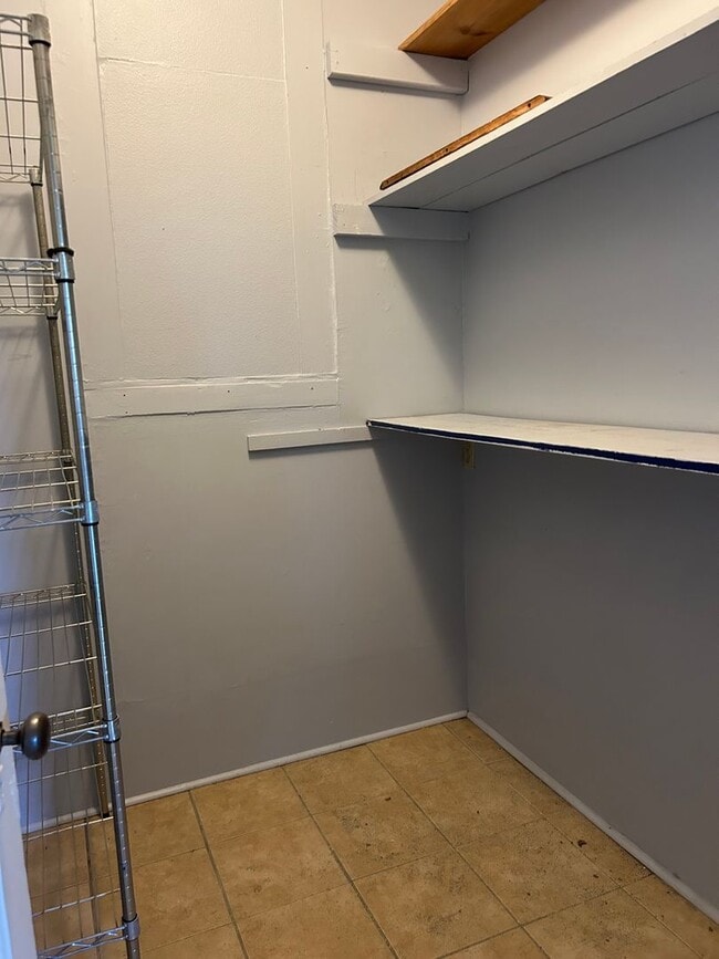 Building Photo - 1-Bedroom in Quiet 4-Plex near Ivywild