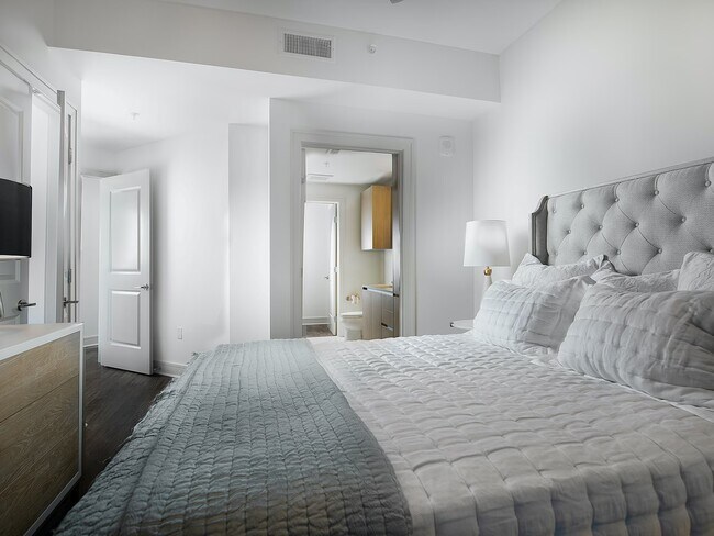Building Photo - Luxury High-Rise Living | 4 Weeks Free!