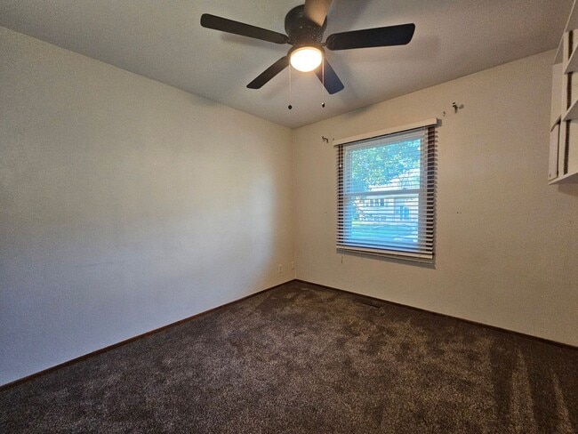 Building Photo - 3 bedroom 2 bath with additional lower lev...