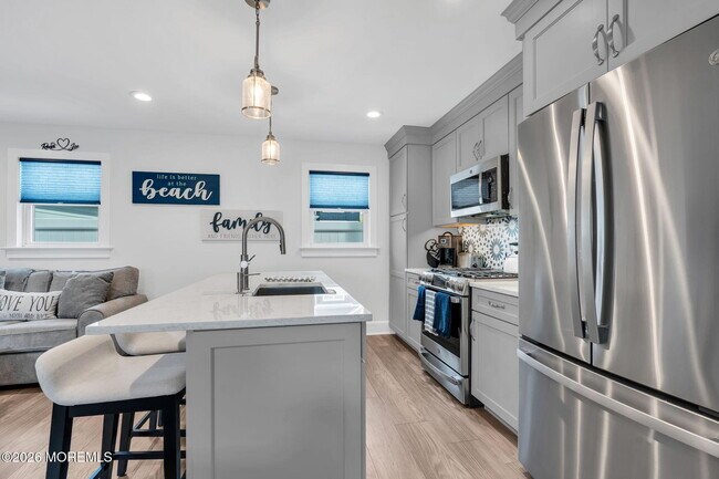 Building Photo - 502 12th Ave