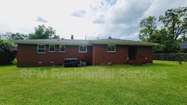 Building Photo - 2512 Castle Hayne Rd