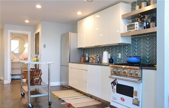 Building Photo - Modern Living in a Prime Location